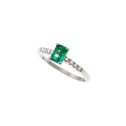 Anello Solitario Smeraldo Ottagonale e 8 Diamanti in Oro Bianco