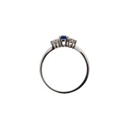 Anello Solitario Zaffiro Blu Ovale 6x4mm e 6 Diamanti in Oro Bianco