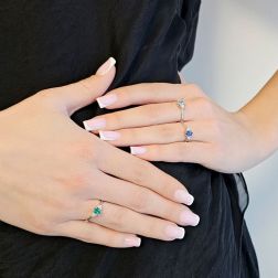 Anello Solitario Acquamarina Ovale 6x4mm e 6 Diamanti in Oro Bianco foto indossata