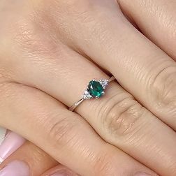 Anello Solitario Smeraldo Ovale 6x4mm e 6 Diamanti in Oro Bianco foto indossata