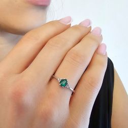 Anello Solitario Smeraldo Ovale 6x4mm e 6 Diamanti in Oro Bianco foto indossata