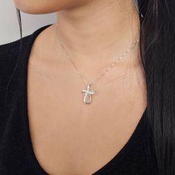 Ciondolo Croce Infinity Oro Bianco con Diamanti foto indossata