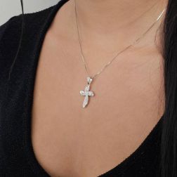 Ciondolo Doppia Croce Intrecciata in Oro Bianco con Diamanti foto indossata