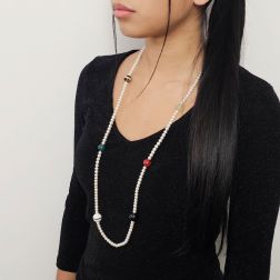 Collana Lunga 91cm Perle Bianche e Pietre multicolor senza chiusura foto indossata