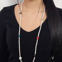 Collana Lunga 91cm Perle Bianche e Pietre multicolor senza chiusura foto indossata