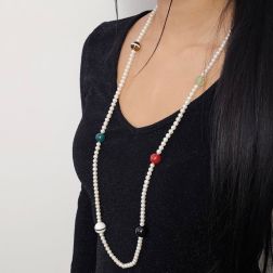 Collana Lunga 91cm Perle Bianche e Pietre multicolor senza chiusura foto indossata