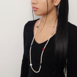 Collana Lunga 91cm Perle Bianche e Pietre multicolor senza chiusura foto indossata
