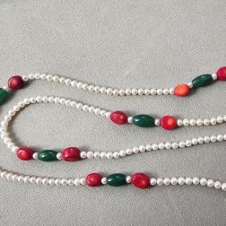 Collana Lunga 104cm Perle Bianche con Pietre verdi e rosse senza chiusura