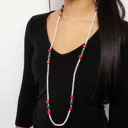 Collana Lunga 104cm Perle Bianche con Pietre verdi e rosse senza chiusura foto indossata