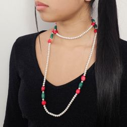 Collana Lunga 104cm Perle Bianche con Pietre verdi e rosse senza chiusura foto indossata
