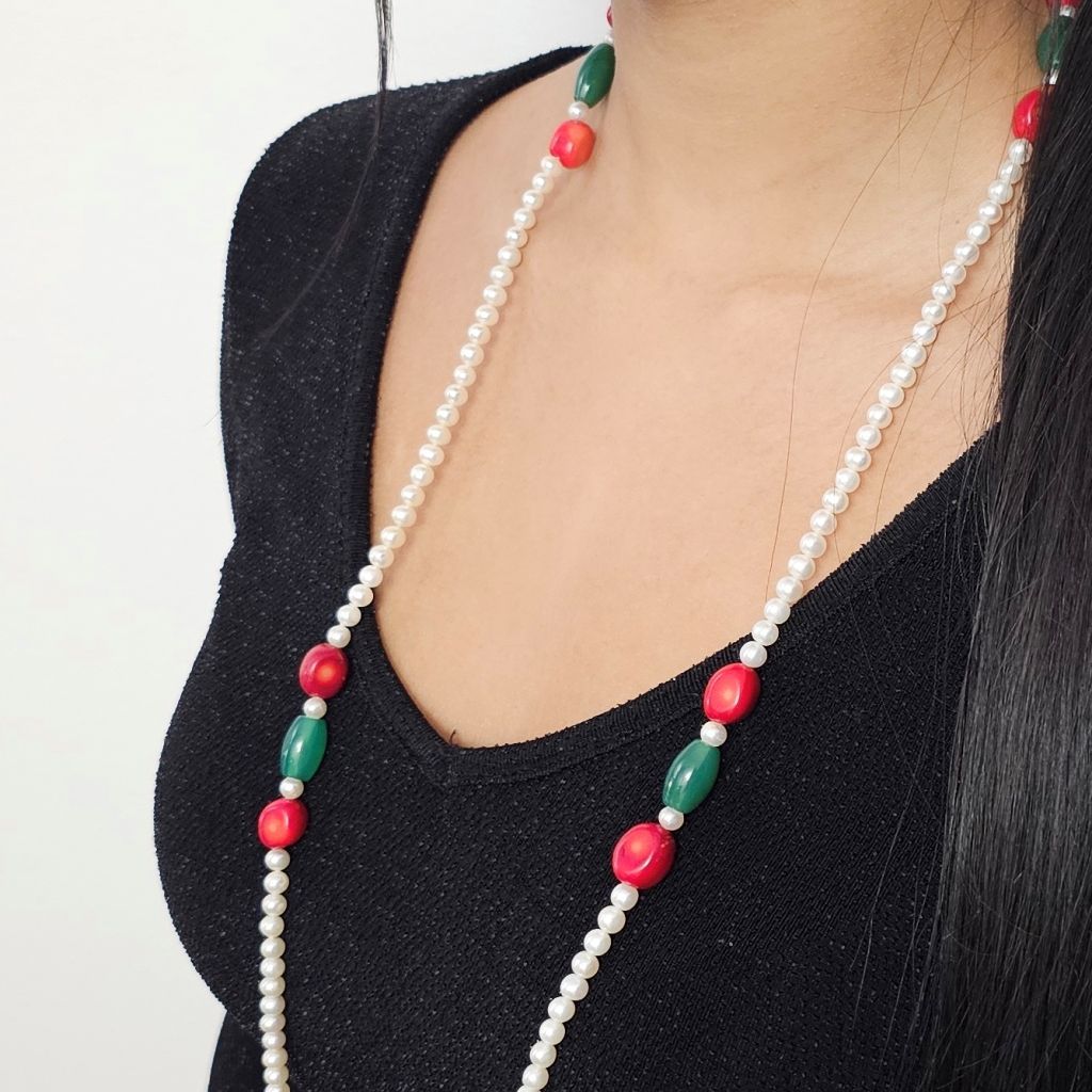 Collana Lunga 104cm Perle Bianche con Pietre verdi e rosse senza chiusura foto indossata