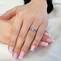 Anello Trilogy Crociera 4mm Acquamarina in Oro Bianco foto indossate