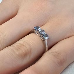 Anello Trilogy Crociera 4mm Acquamarina in Oro Bianco foto indossate