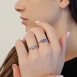 Anello Trilogy Crociera 4mm Tanzanite in Oro Bianco foto indossate