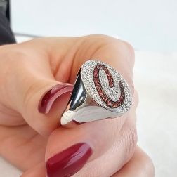 Anello Ovale Chevalier con Zaffiri Mandarino e Diamanti foto indossata
