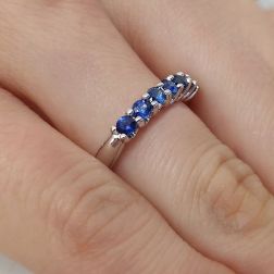 Anello Veretta 7 Zaffiri Blu Suspended in Oro Bianco foto indossata