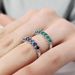 Anello Veretta 7 Zaffiri Blu Suspended in Oro Bianco foto indossata