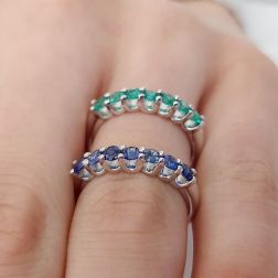 Anello Veretta 7 Zaffiri Blu Suspended in Oro Bianco foto indossata