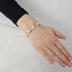 Bracciale Rigido Squadrato Largo Lucido in Oro Giallo foto indossata