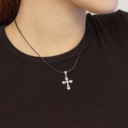 Ciondolo Croce Gotica in Oro Bianco con Diamanti foto indossata