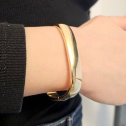 Bracciale Rigido Squadrato Largo Lucido in Oro Giallo foto indossata