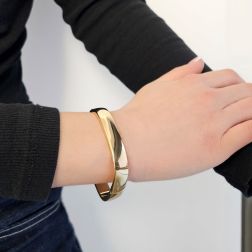 Bracciale Rigido Squadrato Largo Lucido in Oro Giallo foto indossata