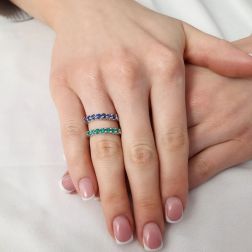 Anello Veretta 7 Smeraldi Suspended 3mm in Oro Bianco foto indossata