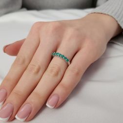 Anello Veretta 7 Smeraldi Suspended 3mm in Oro Bianco foto indossata