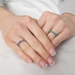 Anello Veretta 7 Zaffiri Blu Suspended in Oro Bianco foto indossata