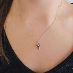 Ciondolo Croce con Rubini - Larghezza 8.3mm foto indossata