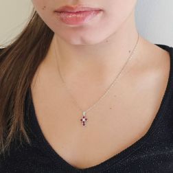 Ciondolo Croce con Rubini - Larghezza 8.3mm foto indossata