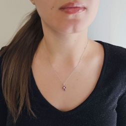 Ciondolo Croce con Rubini - Larghezza 8.3mm foto indossata