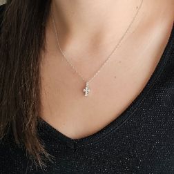 Croce con Diamanti - Larghezza 6.7mm foto indossata