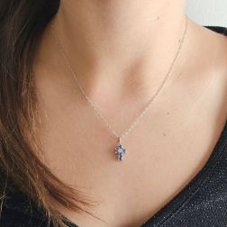 Foto Indossata Ciondolo Croce con Zaffiri Blu - Larghezza 8.3mm