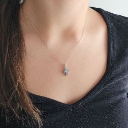 Foto indossata Ciondolo Croce con Diamanti Blu - Larghezza 8.3mm