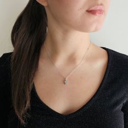 Foto indossata Ciondolo Croce con Diamanti Blu - Larghezza 6.7mm
