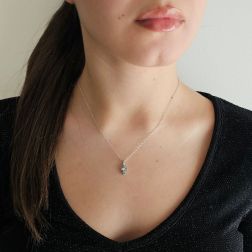 Foto indossata Ciondolo Croce con Diamanti Blu - Larghezza 6.7mm
