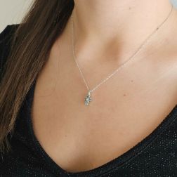 Foto indossata Ciondolo Croce con Diamanti Blu - Larghezza 6.7mm