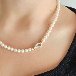 Collana Perle Akoya chiusura a goccia in Oro Bianco e Rosa con Diamanti foto indossata