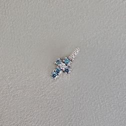 Ciondolo Croce con Diamanti Blu - Larghezza 6.7mm