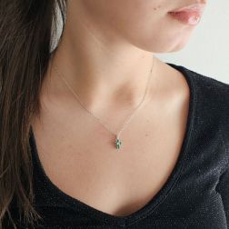 Foto Indossata Ciondolo Croce con Smeraldi - Larghezza 6.7mm
