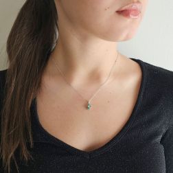 Foto Indossata Ciondolo Croce con Smeraldi - Larghezza 6.7mm