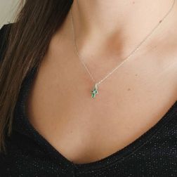 Foto Indossata Ciondolo Croce con Smeraldi - Larghezza 6.7mm