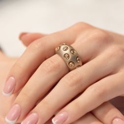 Anello a Fascia Bombata con Diamanti Brown foto indossata