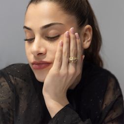 Anello a Fascia Bombata con Diamanti Brown foto indossata