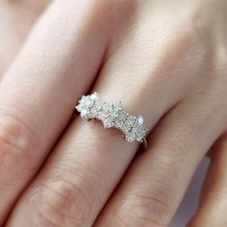 Foto indossata Anello Trilogy Fiore di Diamanti - Larghezza 7mm