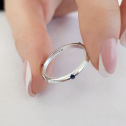 Veretta piramidale sottile con Diamanti, Zaffiro Blu, Rubino e Smeraldo alternati  foto indossata