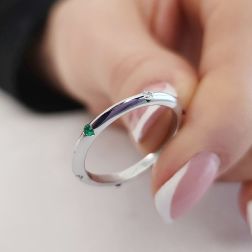 Veretta piramidale sottile con Diamanti, Zaffiro Blu, Rubino e Smeraldo alternati  foto indossata