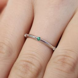 Veretta piramidale sottile con Diamanti, Zaffiro Blu, Rubino e Smeraldo alternati  foto indossata