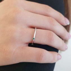 Veretta piramidale sottile con Diamanti, Zaffiro Blu, Rubino e Smeraldo alternati  foto indossata